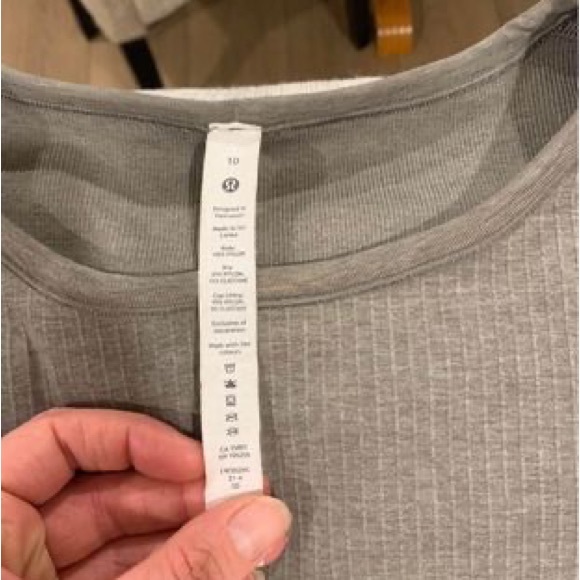 Lululemon crop top slightly used - Picture 3 of 3